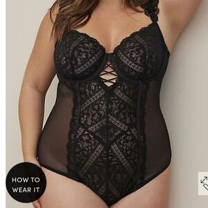 🆕️🖤STRIPED FLORAL LACE BODYSUIT🖤